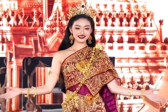 Yến Nhi diễn trang phục truyền thống Thái Lan