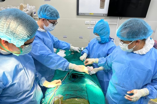 Vòng một 'hóa đá' sau 16 năm làm đẹp bằng silicon lỏng