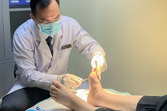 Bàn chân nhiễm trùng do biến chứng tiểu đường