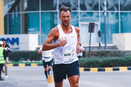 HLV tuyển Saudi chạy bộ để kêu gọi đoàn kết vì giấc mơ World Cup