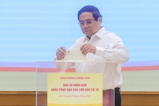 Thủ tướng quyên góp ủng hộ người dân vùng bão Bualoi