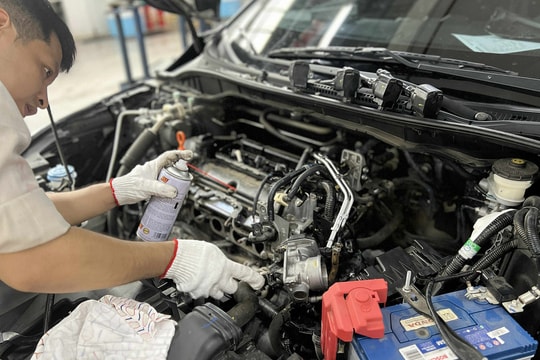 Quá tải ôtô, xe máy 'đi bệnh viện' vì ngập nước