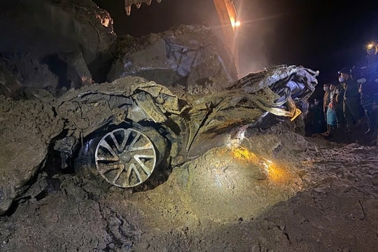 Tìm thấy hai thi thể trong xe ôtô bị vùi lấp ở Lào Cai