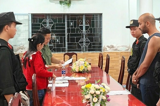 Hai du khách nước ngoài đi nhiều nơi ở Phú Quốc đổi USD giả