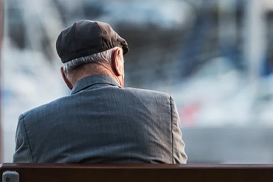 Lối thoát cho những người già im lặng trên ghế đá chung cư