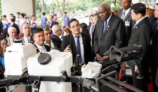 Chủ tịch Quốc hội Cuba ấn tượng với máy bay không người lái do sinh viên Việt Nam nghiên cứu