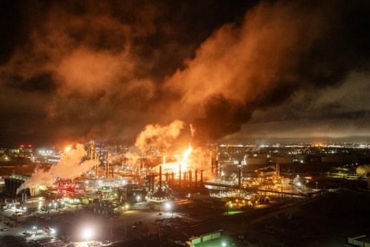 Khoảnh khắc nhà máy lọc dầu ở California nổ như ‘bom nguyên tử ‘