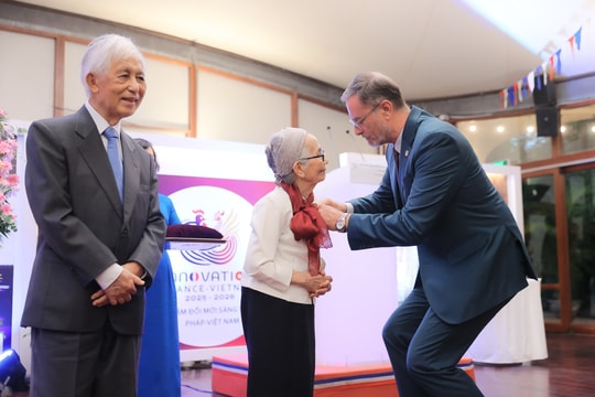 GS Trần Thanh Vân, Lê Kim Ngọc được trao Huân chương Bắc Đẩu Bội tinh bậc Sĩ quan