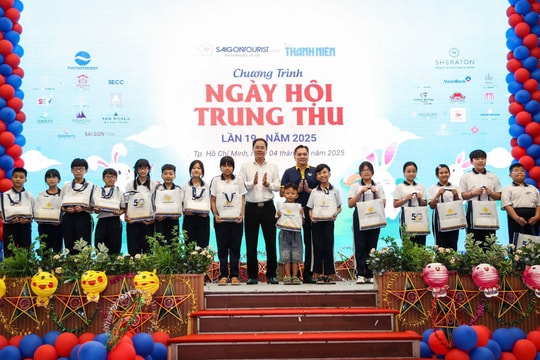 TP Hồ Chí Minh: Mang Tết Trung thu ấm áp đến 500 thiếu nhi mồ côi do COVID-19