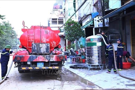 Nước sạch về với vùng lũ - nghĩa tình từ những người chiến sĩ công an