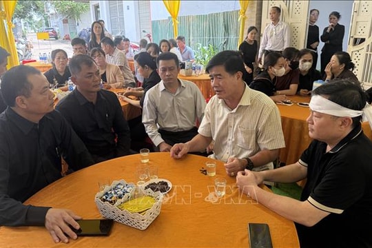 Thăm hỏi, chia buồn gia đình Chủ tịch UBND xã tử vong khi làm nhiệm vụ chống mưa lũ