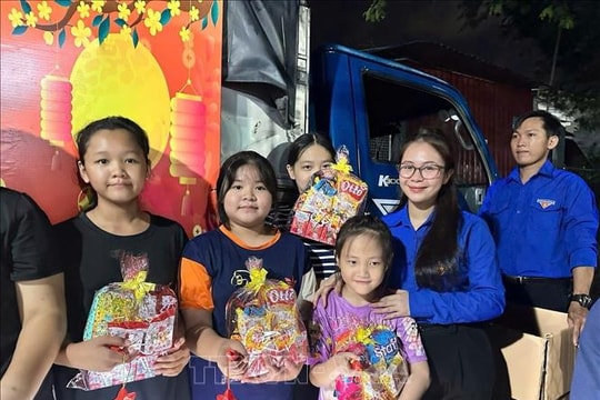 Chiếc xe lưu động mang niềm vui Trăng rằm đến với con em người lao động