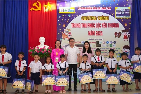 Trung thu ấm áp với thiếu nhi vùng biên giới, trẻ em có hoàn cảnh khó khăn