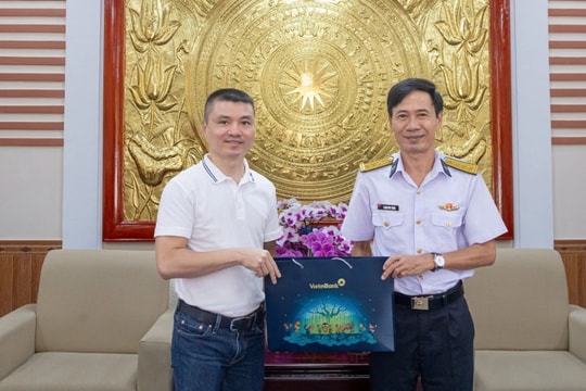 Báo Dân trí thăm hỏi, động viên chiến sĩ Vùng 3 Hải quân