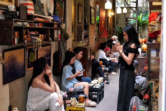 Quán cà phê phong cách ngõ nhỏ Hà Nội ở TPHCM, hút trăm lượt khách mỗi ngày