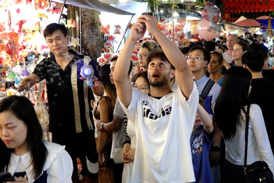 Khách nước ngoài thích thú không khí Trung thu trên phố cổ