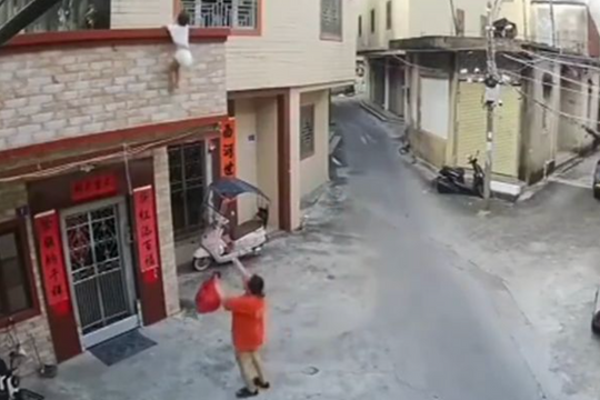 Tay không đỡ bé trai rơi từ tầng hai