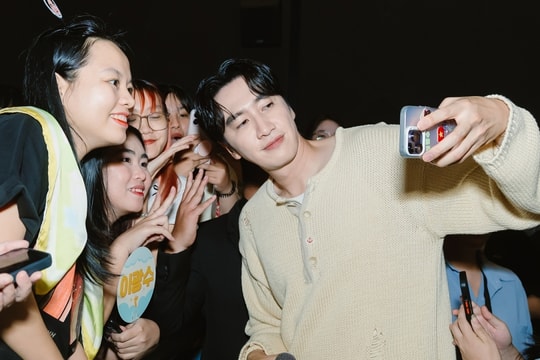 Fan Việt chào đón ngôi sao 'Running Man' Lee Kwang Soo