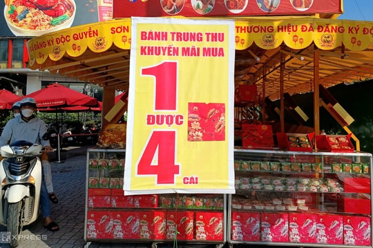 Sạp bánh trung thu truyền thống bên đường hết thời hoàng kim