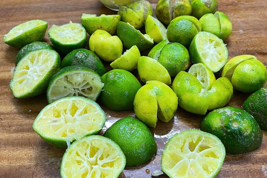 Có nên uống nước cốt chanh buổi sáng khi đói?