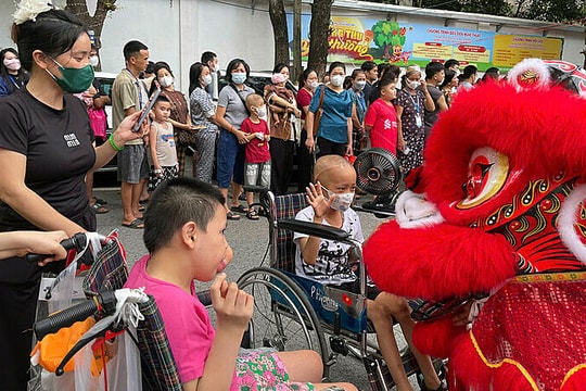 Chợ Tết Trung thu 0 đồng cho hàng nghìn em bé bệnh nặng
