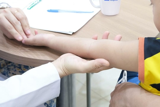 Vì sao trẻ nổi mẩn đỏ khi trời mưa?