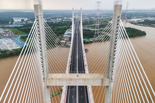 Hai cầu dây văng lớn nhất cao tốc Bến Lức sau 10 năm thi công