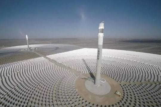 Nhà máy nhiệt điện mặt trời tháp đôi đầu tiên trên thế giới