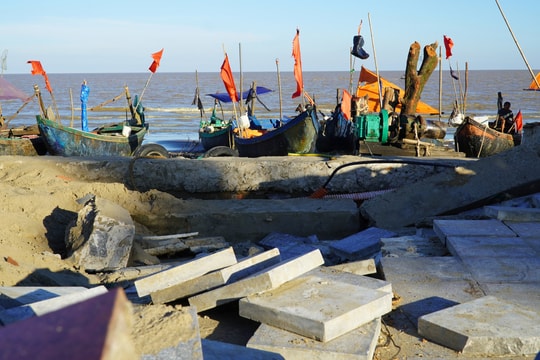 Bờ biển Sầm Sơn ngổn ngang đất cát, rác thải sau bão