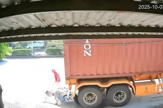 Hai cô gái thoát chết khi dừng xe máy sau xe container
