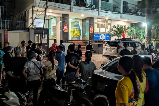 Cô gái gục chết trên vỉa hè với vết đâm trên ngực