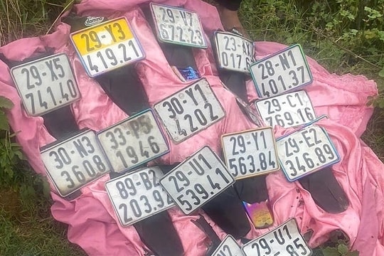 Nhóm 'trẻ trâu' cầm kiếm gây sự, chặt biển số xe người đi đường