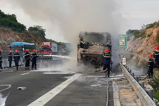 Ôtô chở 30 người cháy rụi trên cao tốc Nha Trang - Cam Lâm