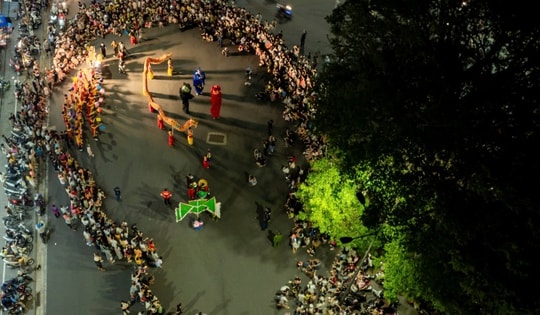 Lân - sư - rồng "đại náo" đường phố Huế