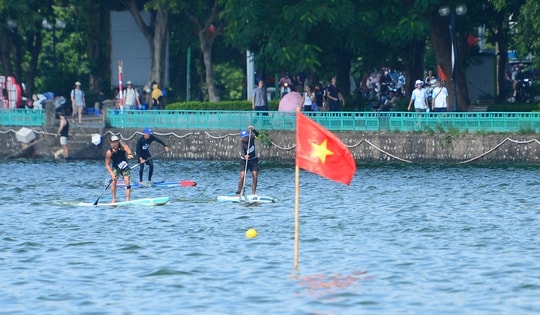 Hồ Tây bừng sức trẻ với màn tranh tài tại Giải Bơi chải Thuyền rồng – Ván SUP 2025