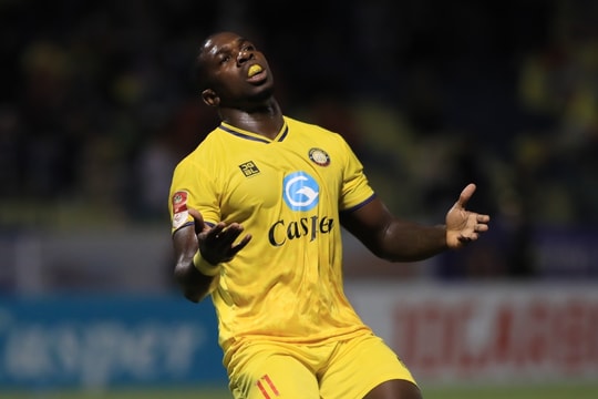 HLV Kim Sang-sik muốn nhập tịch cựu vua phá lưới V.League