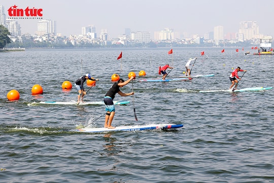 Sôi động Giải Bơi chải Thuyền rồng - Ván SUP 2025 tại Hồ Tây