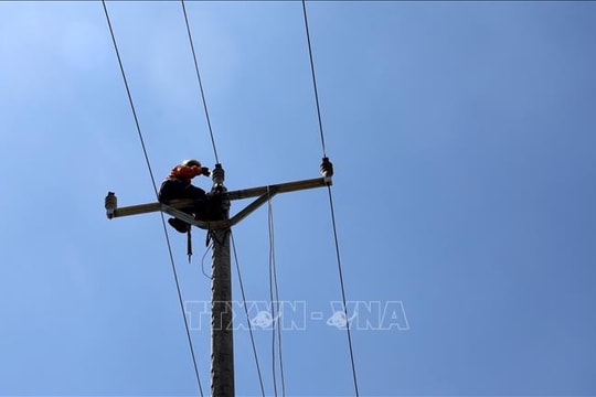 Điện lực miền Bắc khôi phục 97% điện sau bão số 10, sẵn sàng ứng phó bão số 11