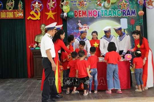 Phá cỗ Trung thu nơi đảo xa