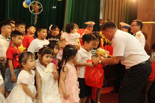 Ấm áp đêm Trung thu ‘Bố ở đảo xa - Con ở nhà có bạn’