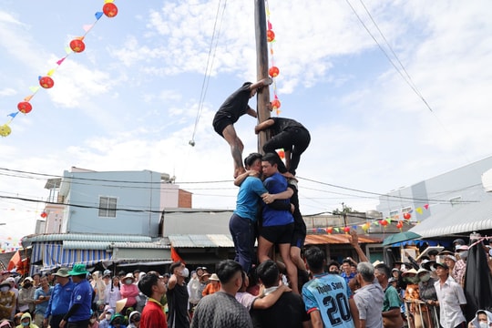 Lạ mắt xem ngư dân leo cột mỡ tại Lễ hội Nghinh Ông Cần Giờ 2025