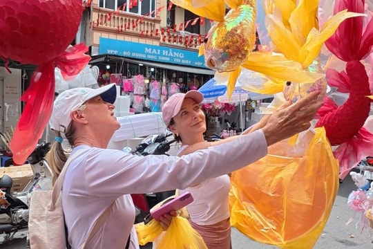 Khách Tây thích thú mua đồ chơi Trung thu phố Hàng Mã về tặng con, cháu