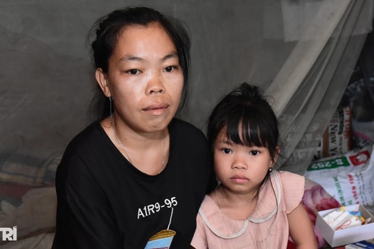 Mẹ nghèo mong được chữa bệnh để kéo dài thời gian bên con gái nhỏ dại