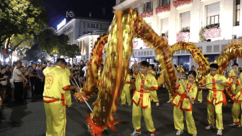 Khách Tây ấn tượng màn múa rồng trong đêm hội Trăng rằm