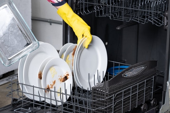 Những đồ dùng không nên cho vào máy rửa bát