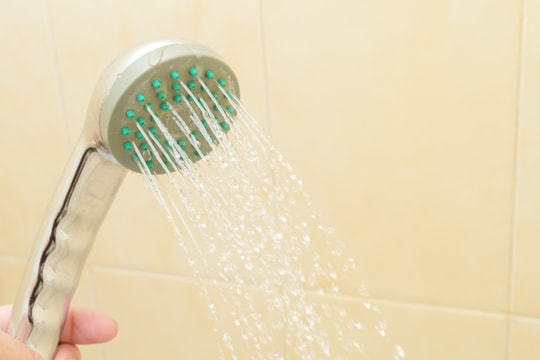 Tại sao tắm đêm dễ nhiễm bệnh?