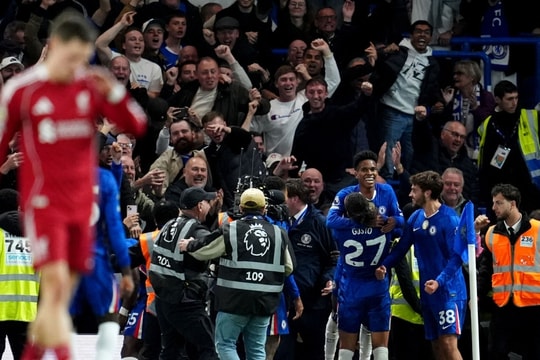 Liverpool thua Chelsea, mất đỉnh bảng Ngoại hạng Anh