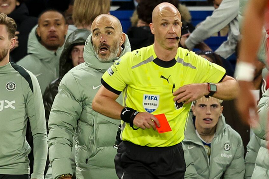 Maresca nhận thẻ đỏ sau màn ăn mừng như Mourinho