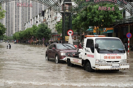 Rủi ro thủy kích rình rập dù xe chỉ bị ngập ngang bánh