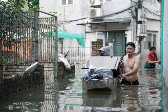 Ngôi làng Hà Nội vẫn chìm trong nước một tuần sau bão Bualoi
